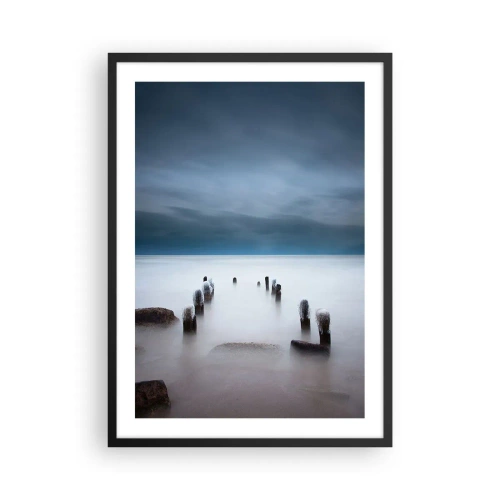 Affiche dans un cadre noir - Poster - Une vue maussade de pilotis en bois dans l'eau - 50x70cm - Lac pensif - Décoration murale moderne pour le salon et la chambre ARTTOR