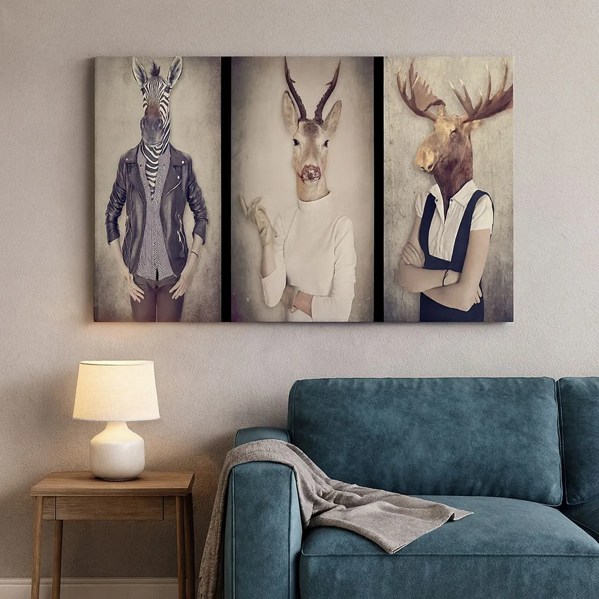 Impression sur toile - Image sur toile - Un triptyque avec des figures animales en vêtements humains sur un fond artistique - 70x50cm - Laissons parler les gestes - Décoration murale moderne pour le salon et la chambre ARTTOR