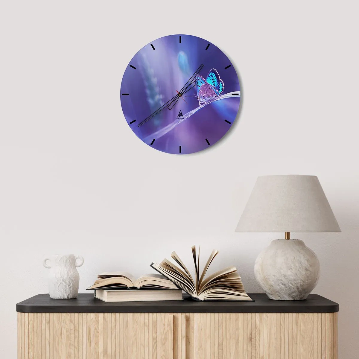 Horloge murale - Pendule murale - Un papillon sur un fond de nuances délicates de violet et de bleu - 30x30cm - Un joyau de la nature - Décoration murale moderne pour le salon, la cuisine et la chambre ARTTOR