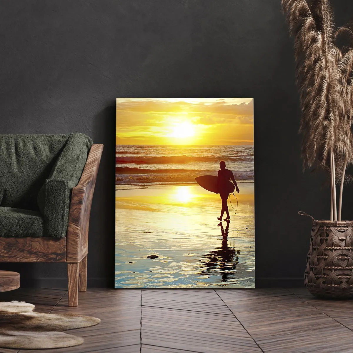 Impression sur toile - Image sur toile - Un surfeur marchant sur la plage au coucher du soleil avec une planche à la main. - 80x120cm - Le retour du guerrier - Décoration murale moderne pour le salon et la chambre ARTTOR