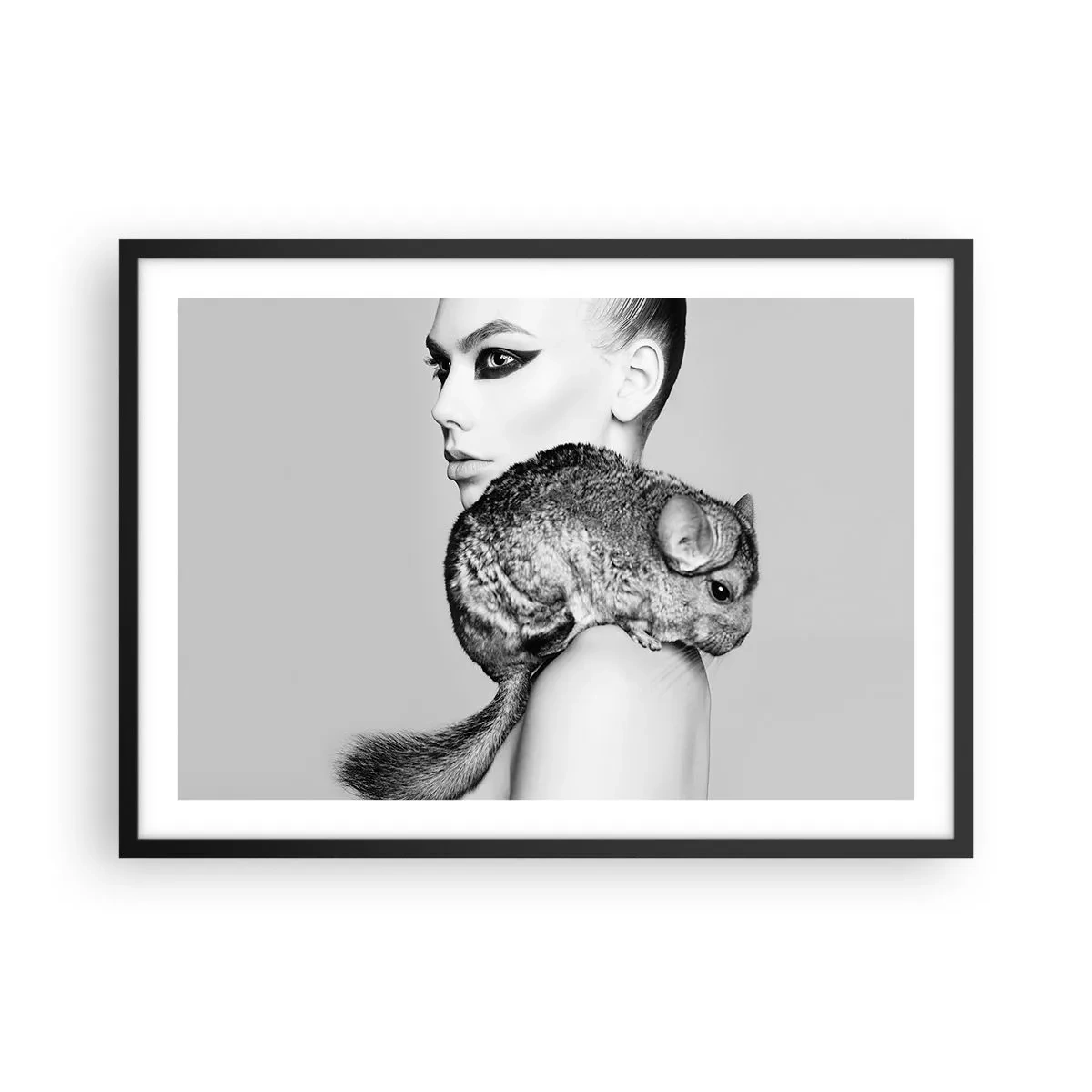 Affiche dans un cadre noir - Poster - Femme stylisée avec un chinchilla dans une élégante composition en noir et blanc - 70x50cm - Dame au chinchilla - Décoration murale moderne pour le salon et la chambre ARTTOR