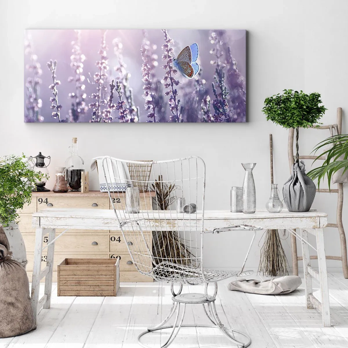 Impression sur toile - Image sur toile - Un papillon sur une lavande en fleurs dans la lumière du matin - 140x50cm - Baiser de papillon - Décoration murale moderne pour le salon et la chambre ARTTOR