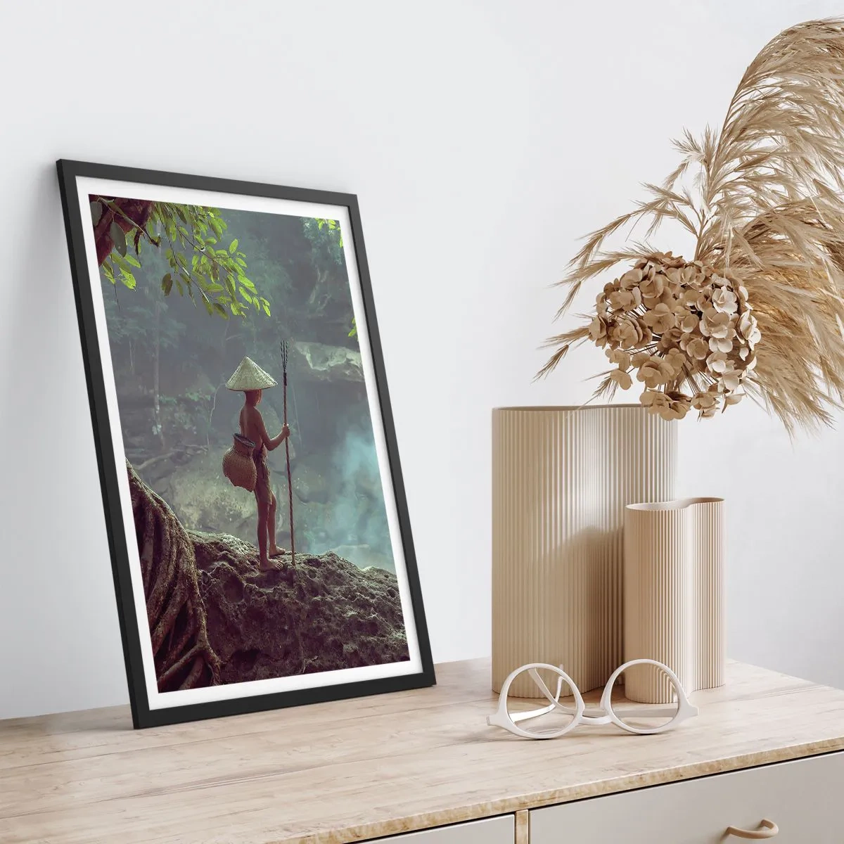 Affiche dans un cadre noir - Poster - Un garçon dans la forêt avec une canne à pêche et un panier sur le dos - 50x70cm - Lier d'amitié avec la nature - Décoration murale moderne pour le salon et la chambre ARTTOR