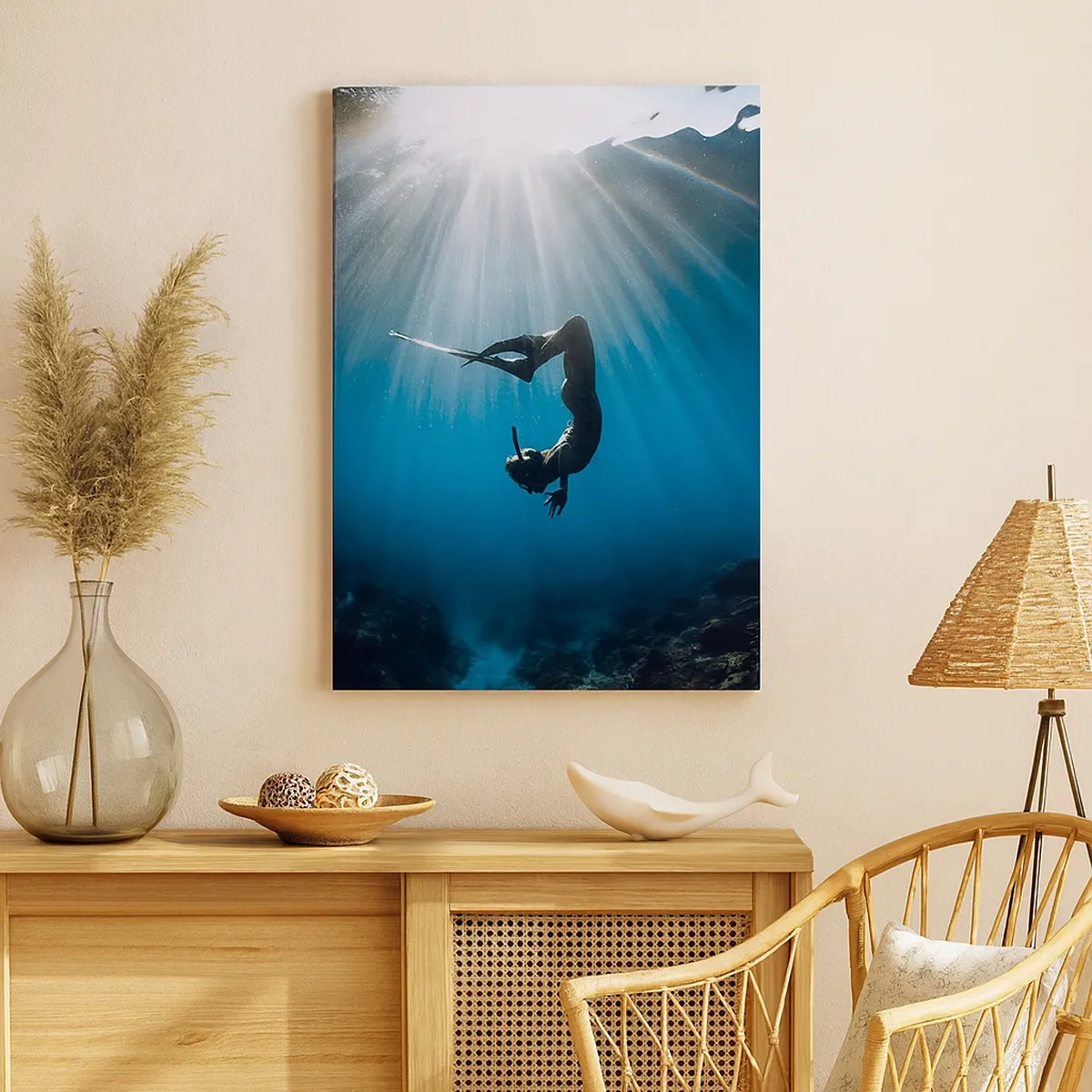 Impression sur toile - Image sur toile - Un plongeur flottant dans un faisceau de lumière sous l'eau - 50x70cm - Dans sous-marine - Décoration murale moderne pour le salon et la chambre ARTTOR