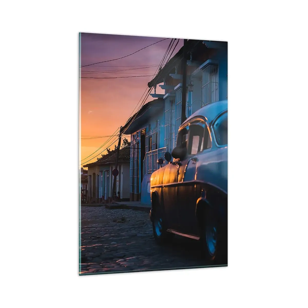 Impression sur verre - Image sur verre - Voiture et vélo rétro dans la rue à la lumière du soleil couchant - 80x120cm - Ici, le temps ralentit - Décoration murale moderne pour le salon et la chambre ARTTOR