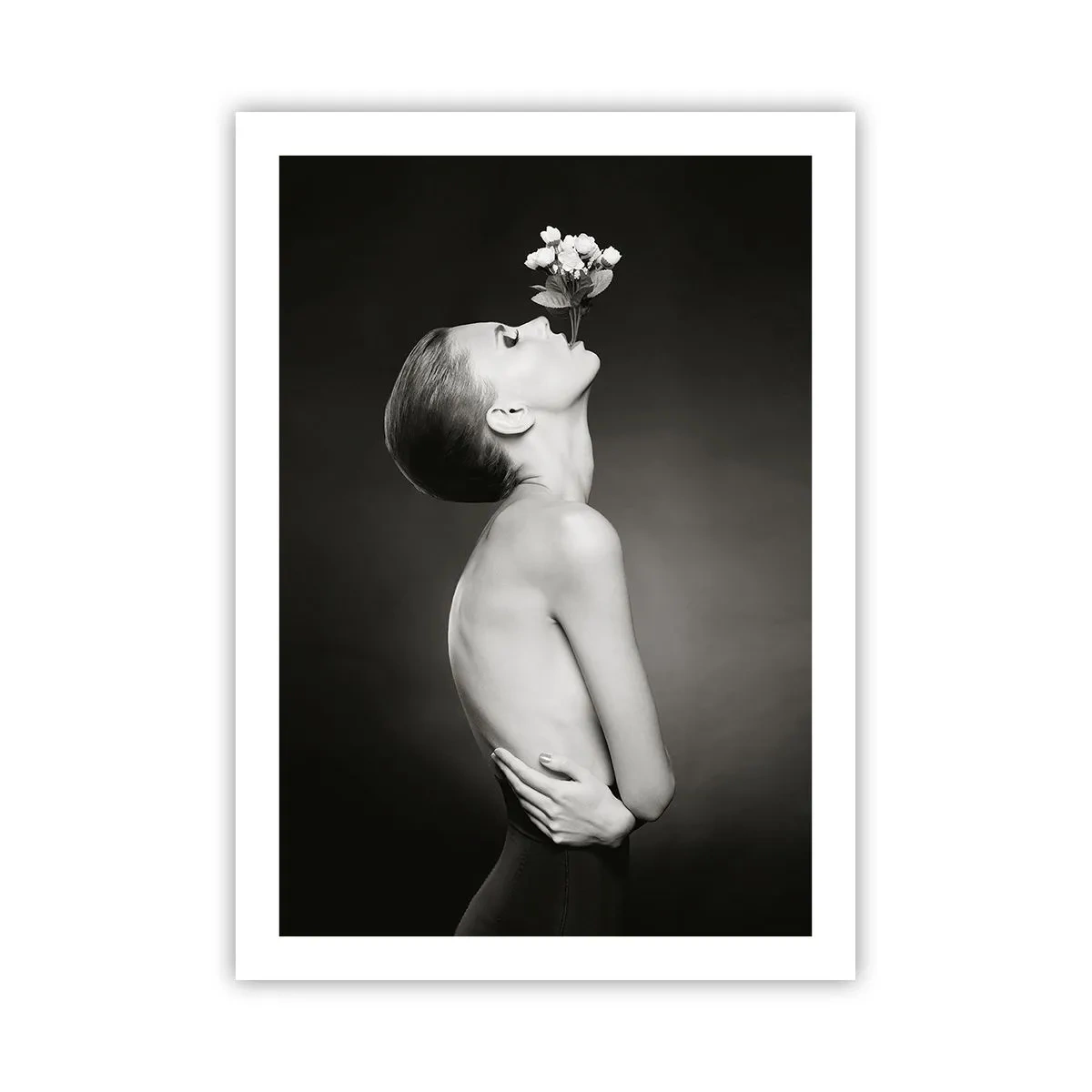 Affiche - Poster - Portrait noir et blanc d'une femme avec des fleurs - 50x70cm - Elégance excentrique - Décoration murale moderne pour le salon et la chambre ARTTOR