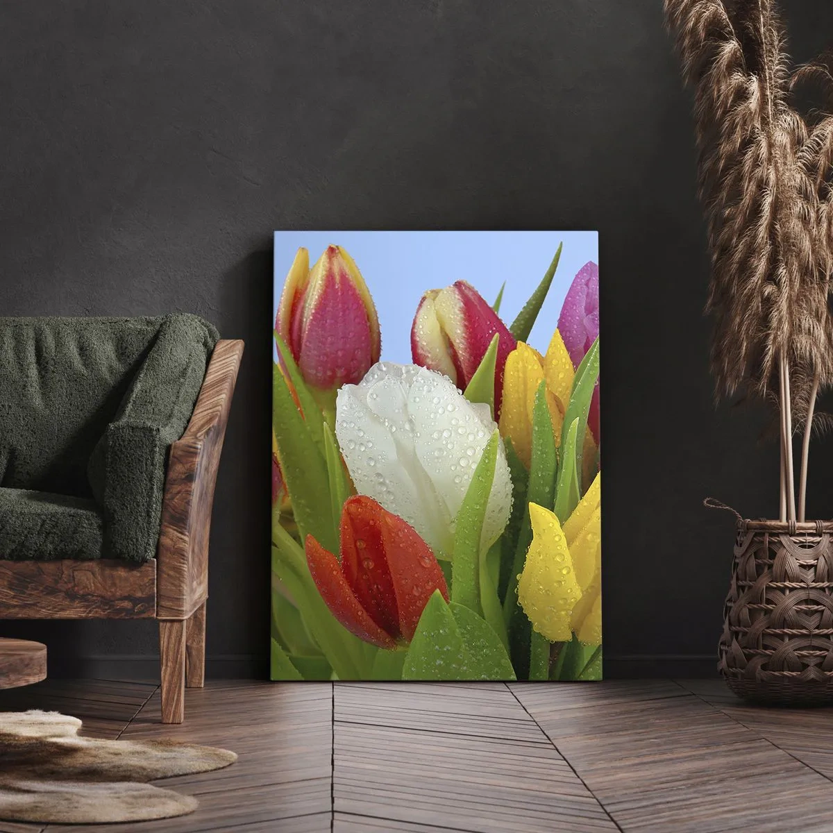 Impression sur toile - Image sur toile - Tulipes colorées couvertes de gouttes de rosée sur fond bleu - 70x100cm - Un arc-en-ciel fleuri en gouttes de rosée - Décoration murale moderne pour le salon et la chambre ARTTOR