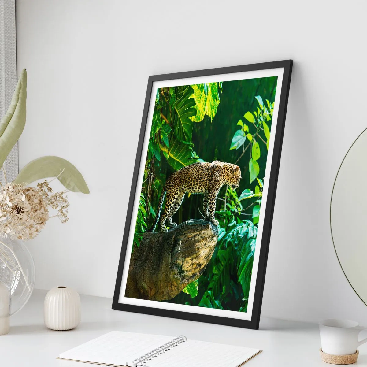 Affiche dans un cadre noir - Poster - Un léopard debout sur un rocher dans une forêt tropicale - 50x70cm - À la chasse? - Décoration murale moderne pour le salon et la chambre ARTTOR
