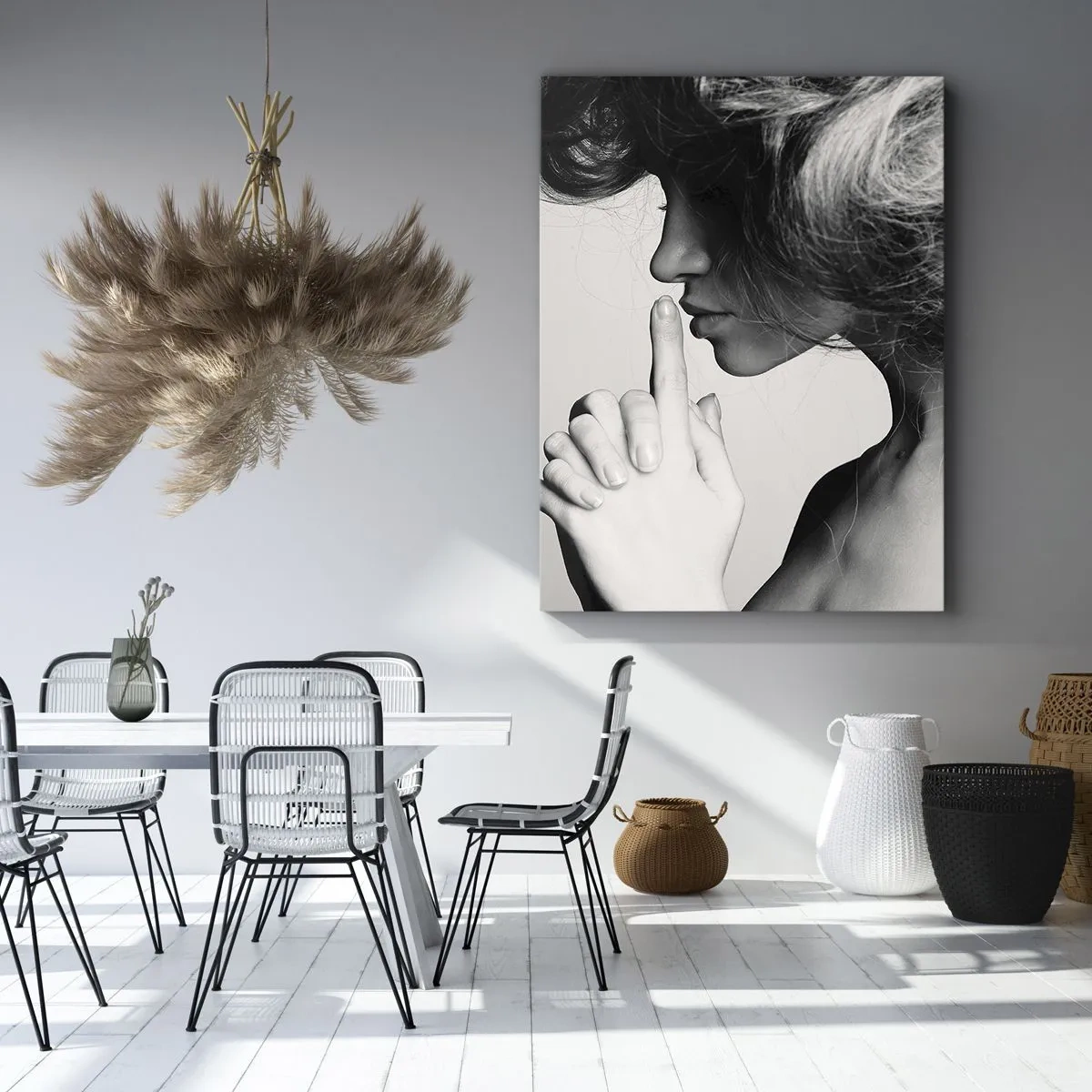 Impression sur toile - Image sur toile - Profil noir et blanc d'une femme faisant un geste de silence - 80x120cm - A l'écoute d'elle-même - Décoration murale moderne pour le salon et la chambre ARTTOR