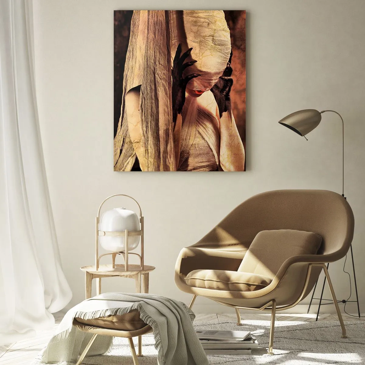 Impression sur verre - Image sur verre - Une femme mystérieuse entourée de tissus dorés - 50x70cm - Entre le bon et le mauvais - Décoration murale moderne pour le salon et la chambre ARTTOR