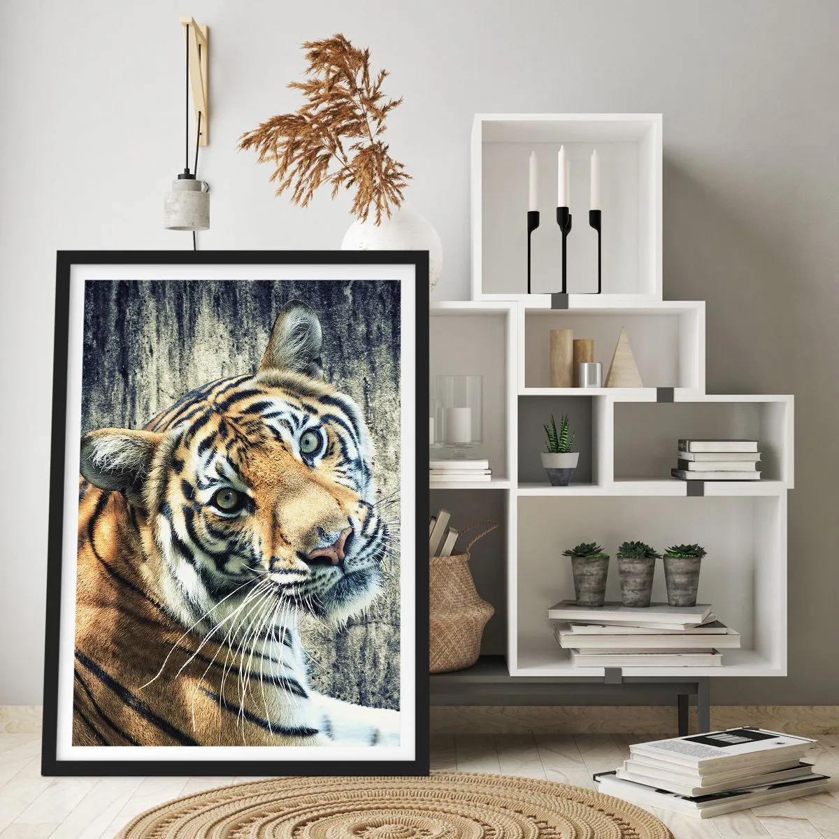 Affiche dans un cadre noir - Poster - Gros plan d'un tigre contre un mur naturel - 50x70cm - Portrait dans les flots de lumière - Décoration murale moderne pour le salon et la chambre ARTTOR