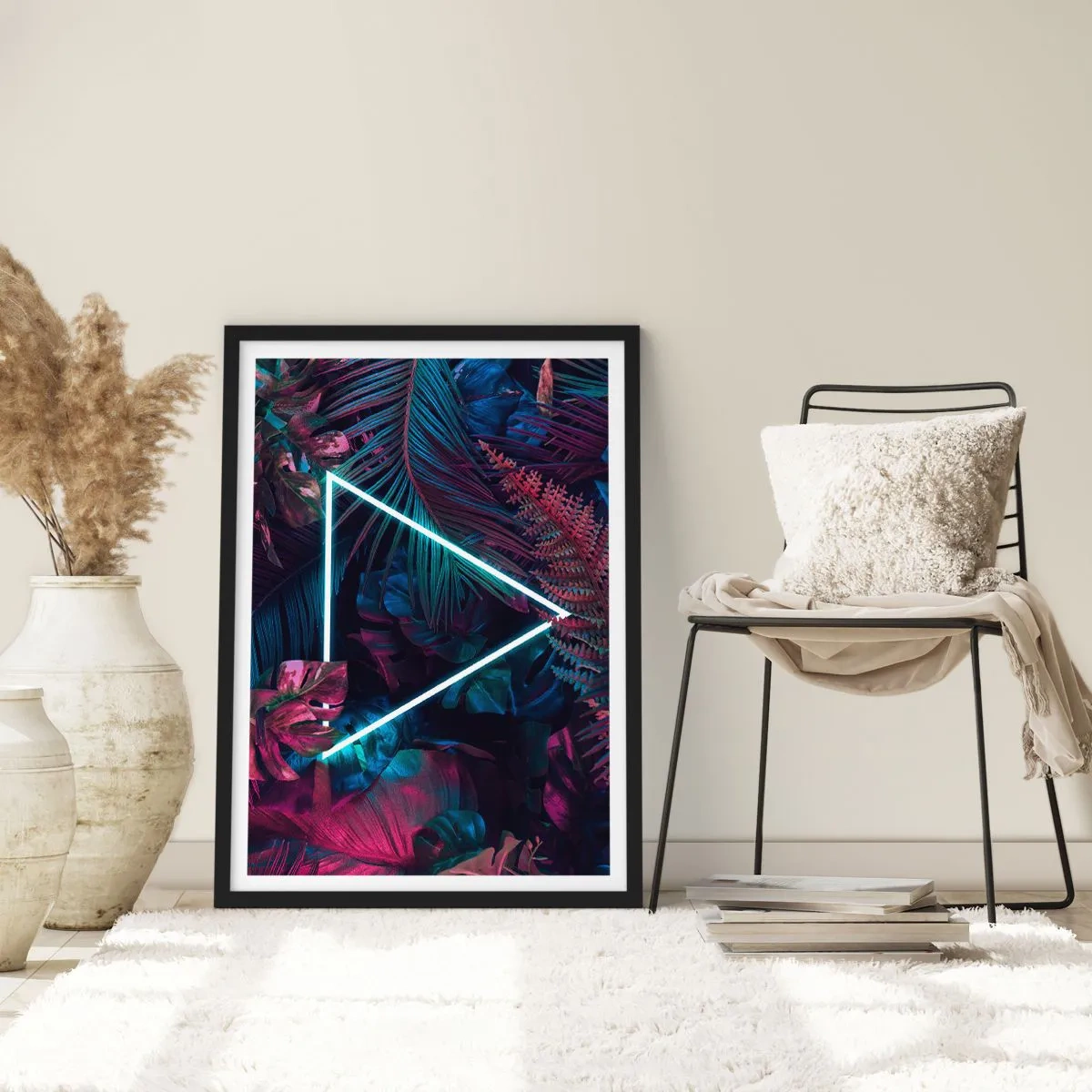 Affiche dans un cadre noir - Poster - Un triangle néon sur fond de végétation tropicale sombre. - 50x70cm - Jardin de style disco - Décoration murale moderne pour le salon et la chambre ARTTOR