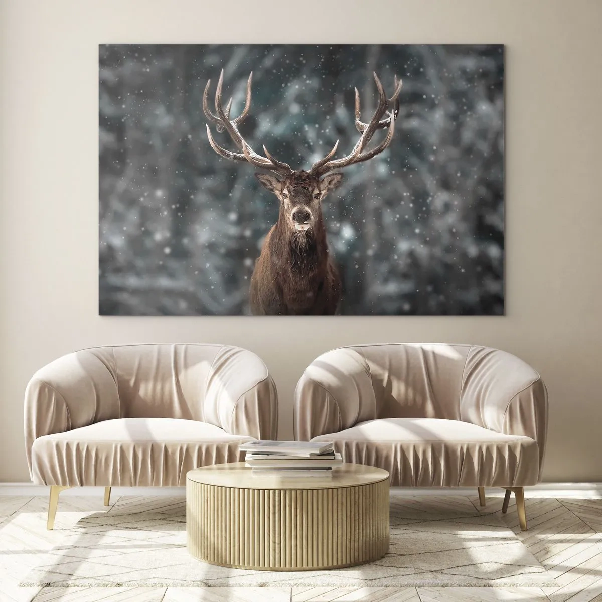 Impression sur verre - Image sur verre - Un cerf fier dans une forêt d'hiver au milieu de la neige qui tombe - 70x50cm - Roi de la forêt couronné - Décoration murale moderne pour le salon et la chambre ARTTOR