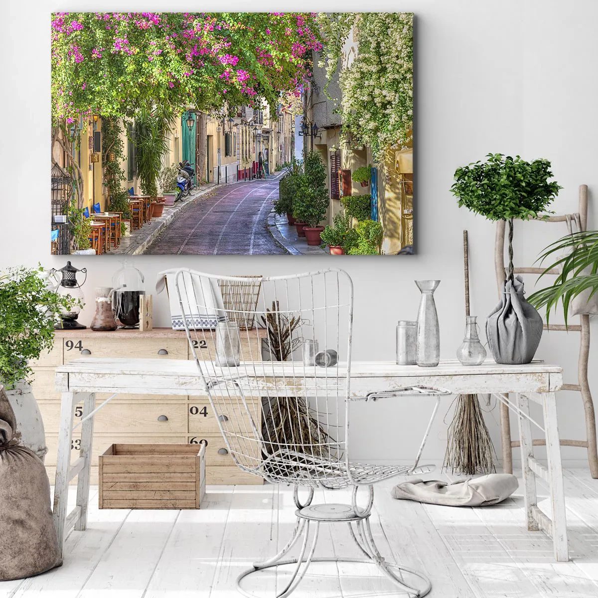 Impression sur toile - Image sur toile - Une charmante rue avec des vignes fleuries et des tables de café - 120x80cm - Allée fleurie - Décoration murale moderne pour le salon et la chambre ARTTOR