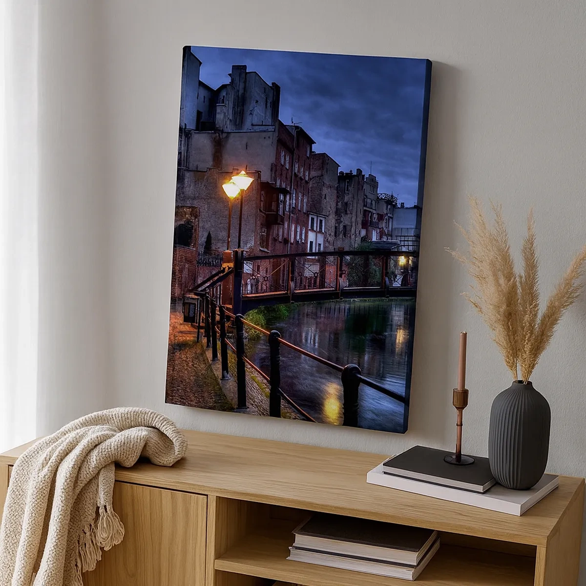 Impression sur toile - Image sur toile - Vue nocturne des immeubles d'habitation et du pont sur le canal - 50x70cm - Tu n'as pas connu ce Bydgoszcz - Décoration murale moderne pour le salon et la chambre ARTTOR