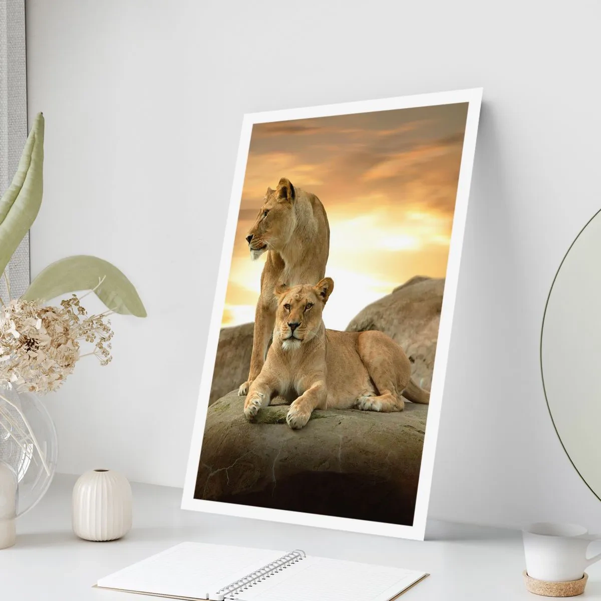 Affiche - Poster - Deux lionnes contre le soleil couchant - 50x70cm - Majesté royale - Décoration murale moderne pour le salon et la chambre ARTTOR