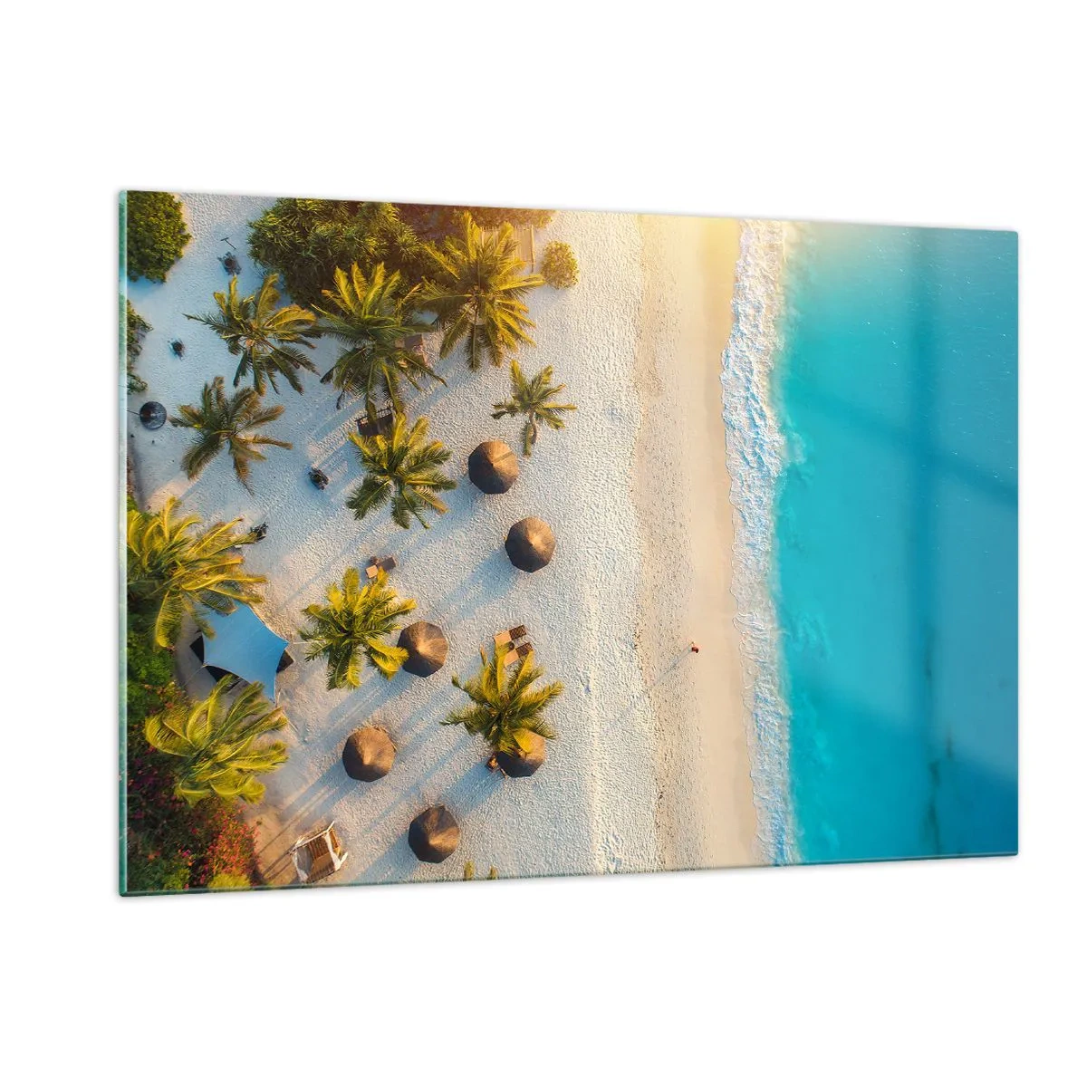 Impression sur verre - Image sur verre - Vue aérienne d'une plage tropicale avec palmiers et parasols - 120x80cm - Bienvenue au paradis - Décoration murale moderne pour le salon et la chambre ARTTOR