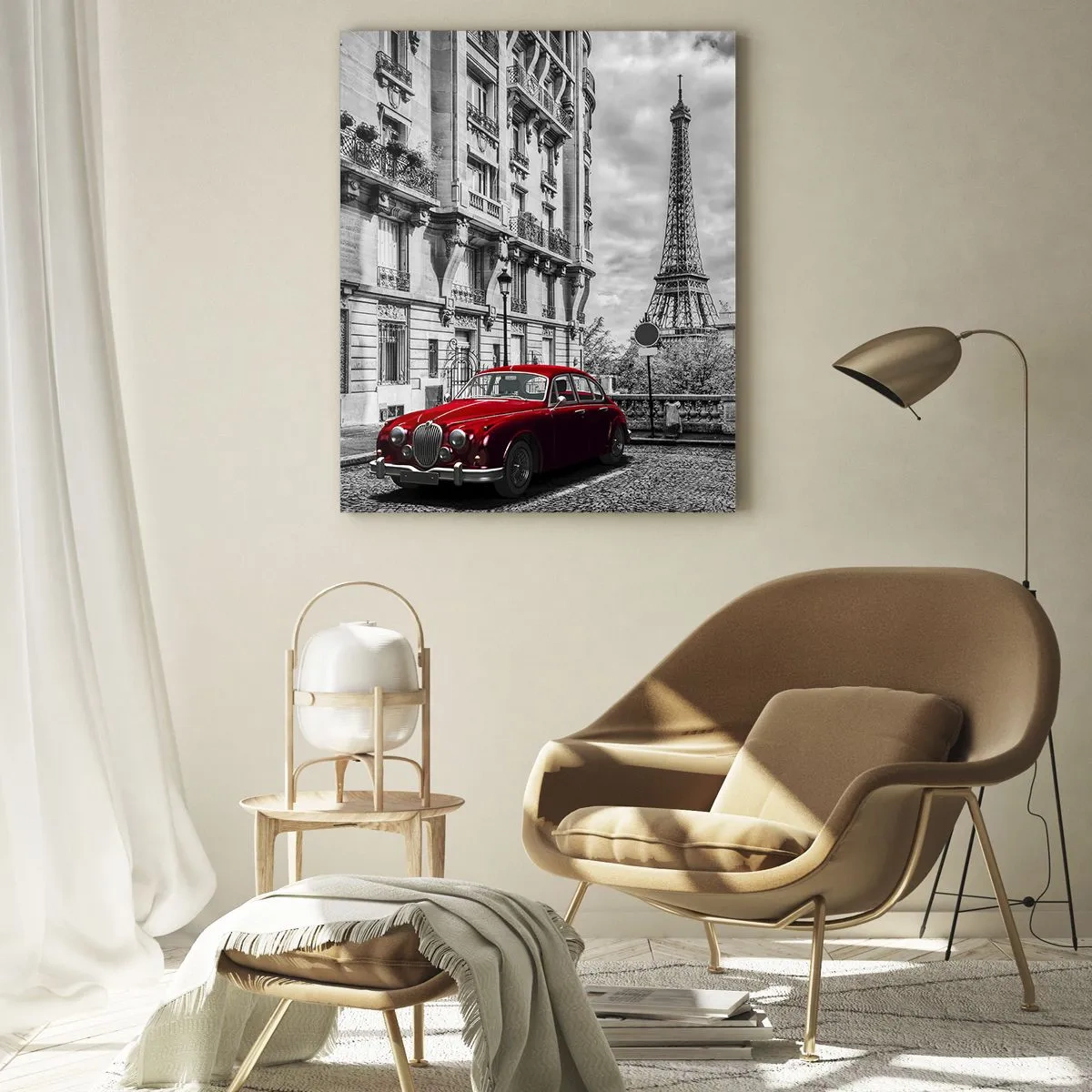 Impression sur verre - Image sur verre - Une voiture rouge avec la Tour Eiffel en arrière-plan dans un décor noir et blanc - 70x100cm - Prédateur dans la ville - Décoration murale moderne pour le salon et la chambre ARTTOR