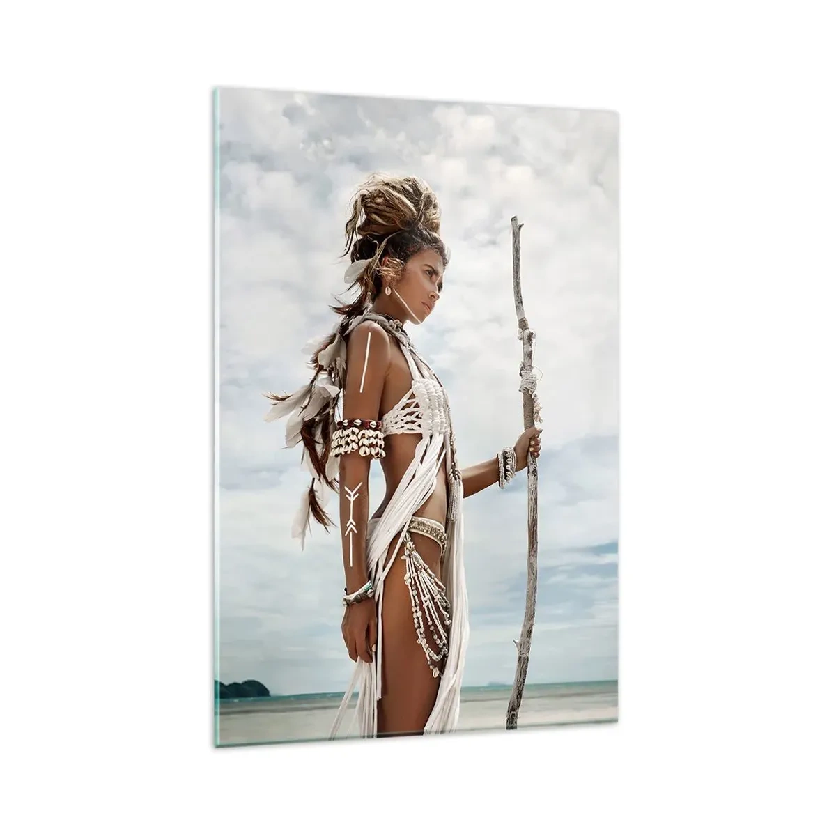 Impression sur verre - Image sur verre - Femme stylisée sur la plage avec des ornements ethniques et un bâton - 80x120cm - Reine des tropiques - Décoration murale moderne pour le salon et la chambre ARTTOR