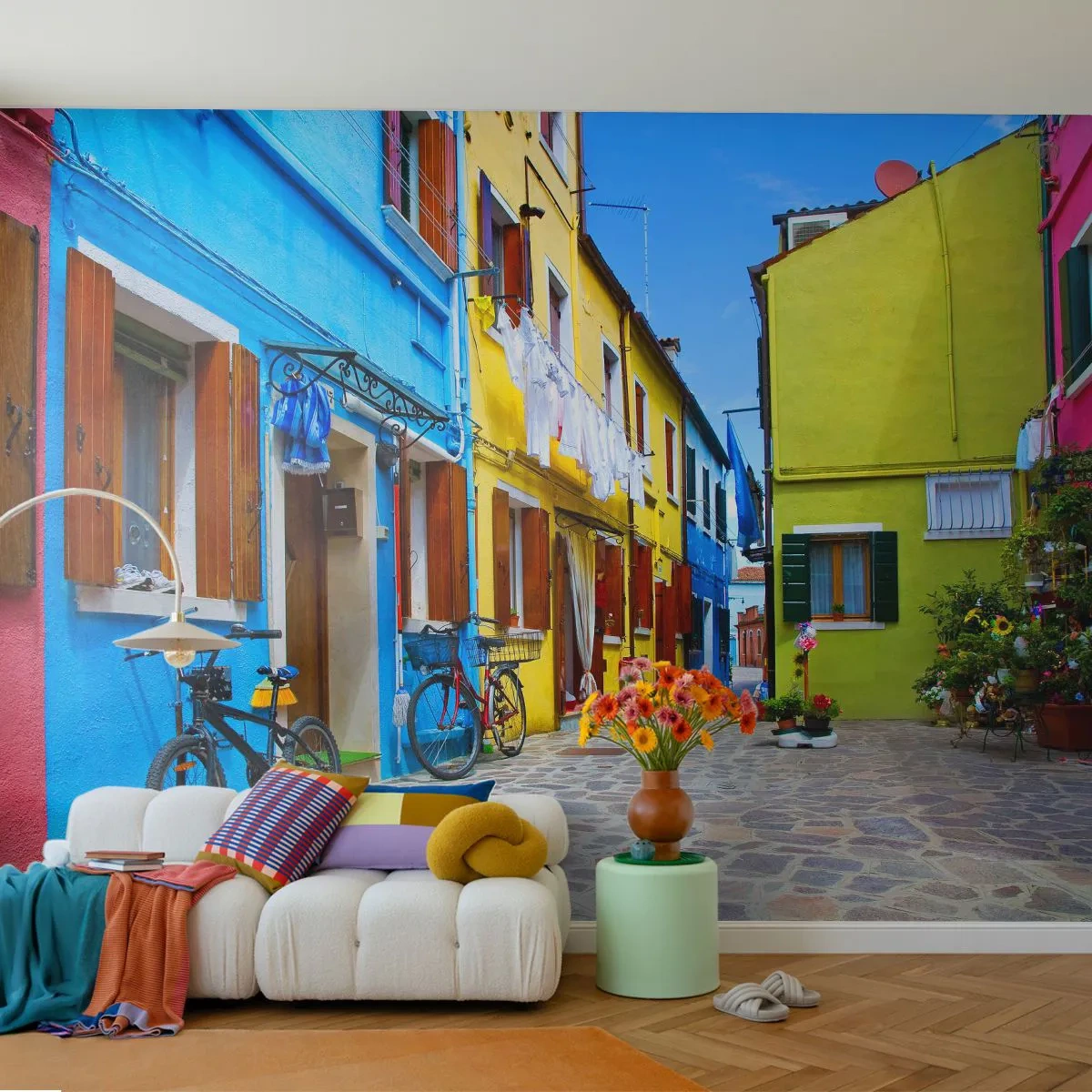 Papier Peint Photo Premium Sand - Une rue colorée avec des vélos et des fleurs dans un style méditerranéen - 100x70cm - Pastel, douce ruelle - Décoration murale moderne pour le salon et la chambre ARTTOR