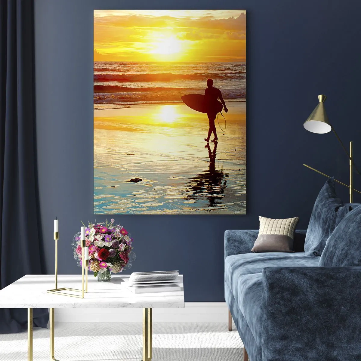 Impression sur verre - Image sur verre - Un surfeur marchant sur la plage au coucher du soleil avec une planche à la main. - 80x120cm - Le retour du guerrier - Décoration murale moderne pour le salon et la chambre ARTTOR