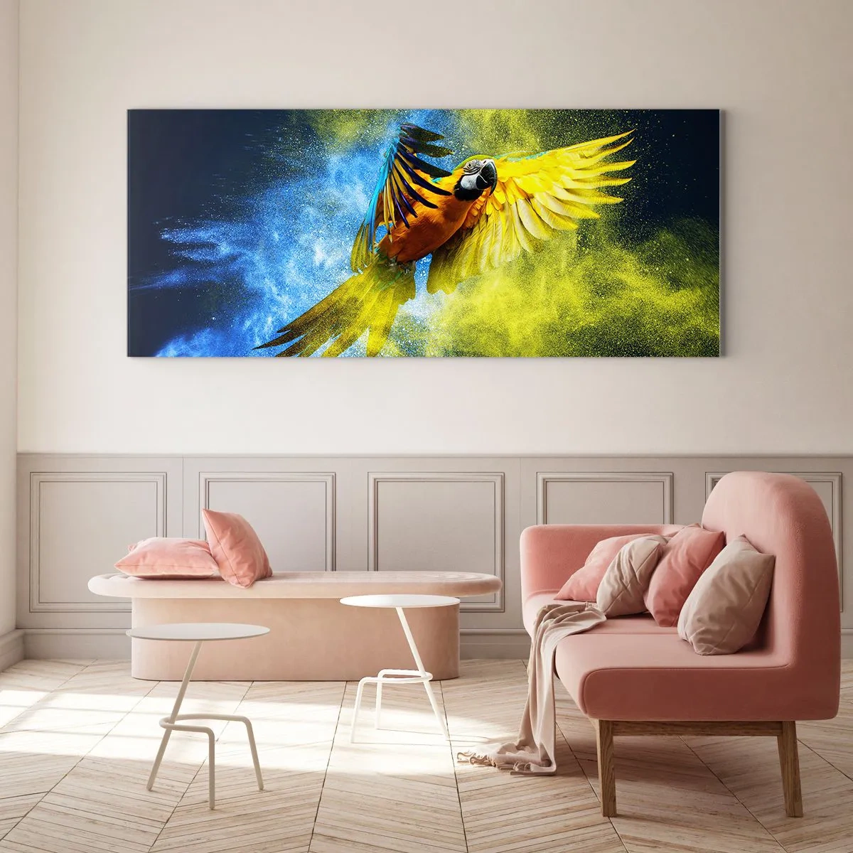 Impression sur verre - Image sur verre - Un perroquet en vol sur fond d'explosions colorées de jaune et de bleu. - 160x50cm - Dans la poussière bleue et dorée - Décoration murale moderne pour le salon et la chambre ARTTOR