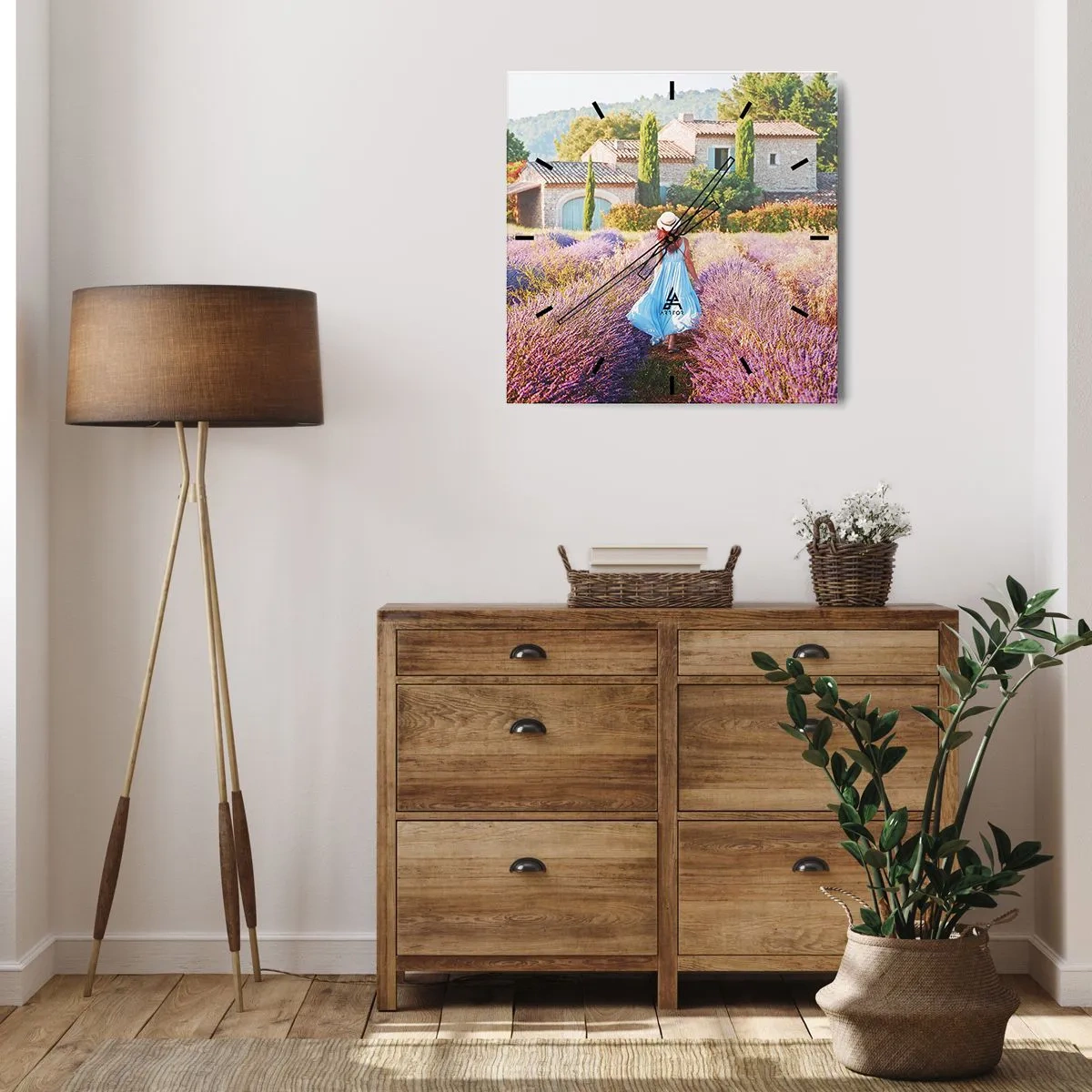 Horloge murale - Pendule murale - Une femme en robe bleue marchant dans un champ de lavande avec vue sur une maison. - 30x30cm - Fille de la lavande - Décoration murale moderne pour le salon et la chambre ARTTOR
