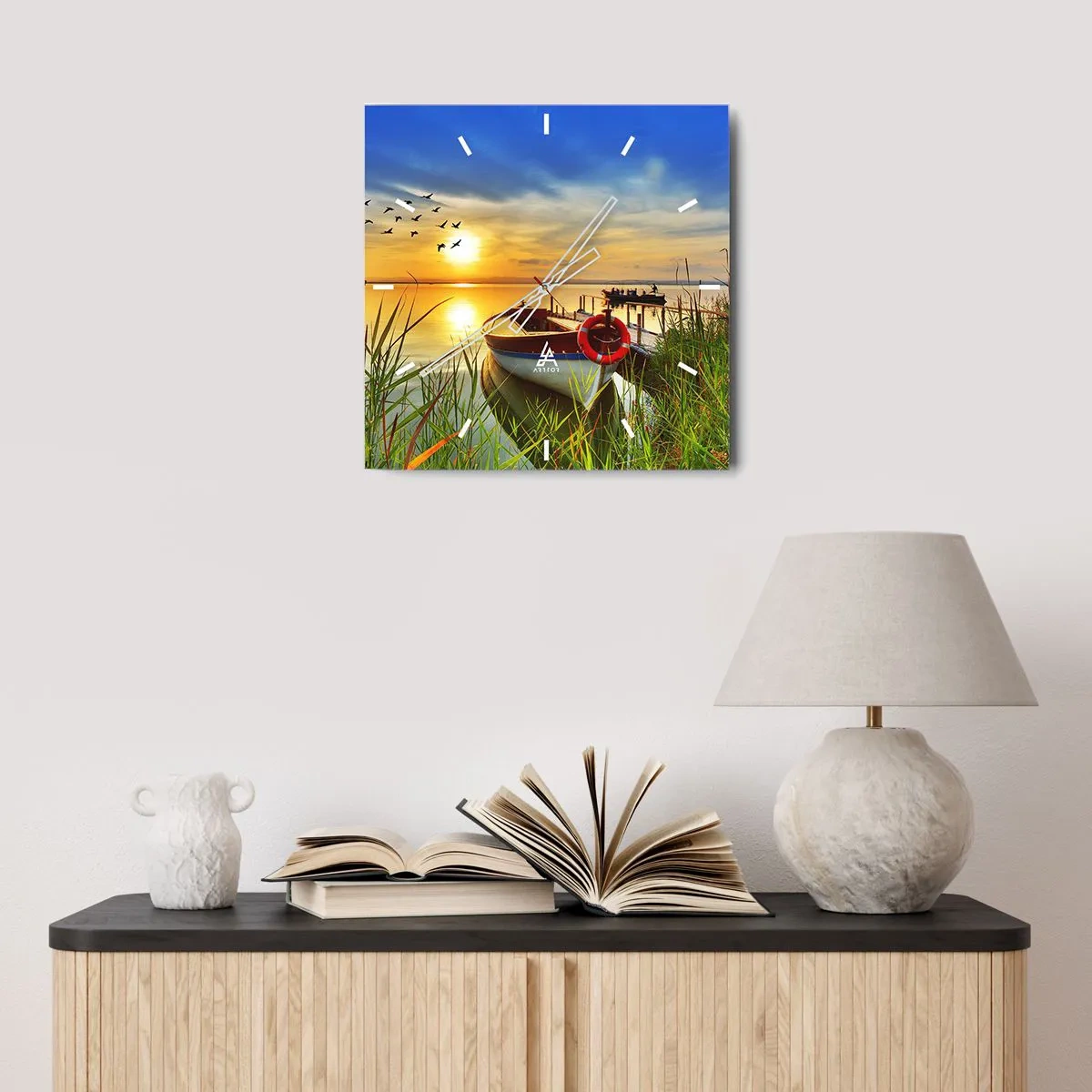 Horloge murale - Pendule murale - Un bateau sur la rive d'un lac au coucher du soleil - 30x30cm - Les cormorans s'envolent déjà - Décoration murale moderne pour le salon et la chambre ARTTOR