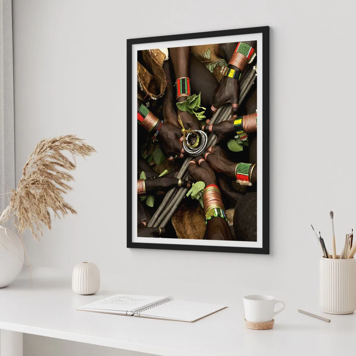 Affiche dans un cadre noir - Poster - Mains dans des bracelets traditionnels, dans un geste de communauté - 50x70cm - Nous sommes ensemble - Décoration murale moderne pour le salon et la chambre ARTTOR