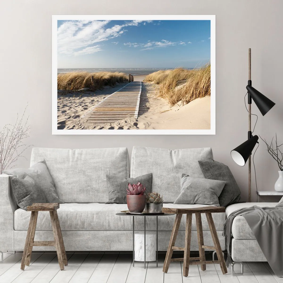 Affiche - Poster - Un chemin en bois mène à travers les dunes jusqu'à la mer calme - 100x70cm - Derrière la dune, dans le bruissement de l'herbe - Décoration murale moderne pour le salon et la chambre ARTTOR
