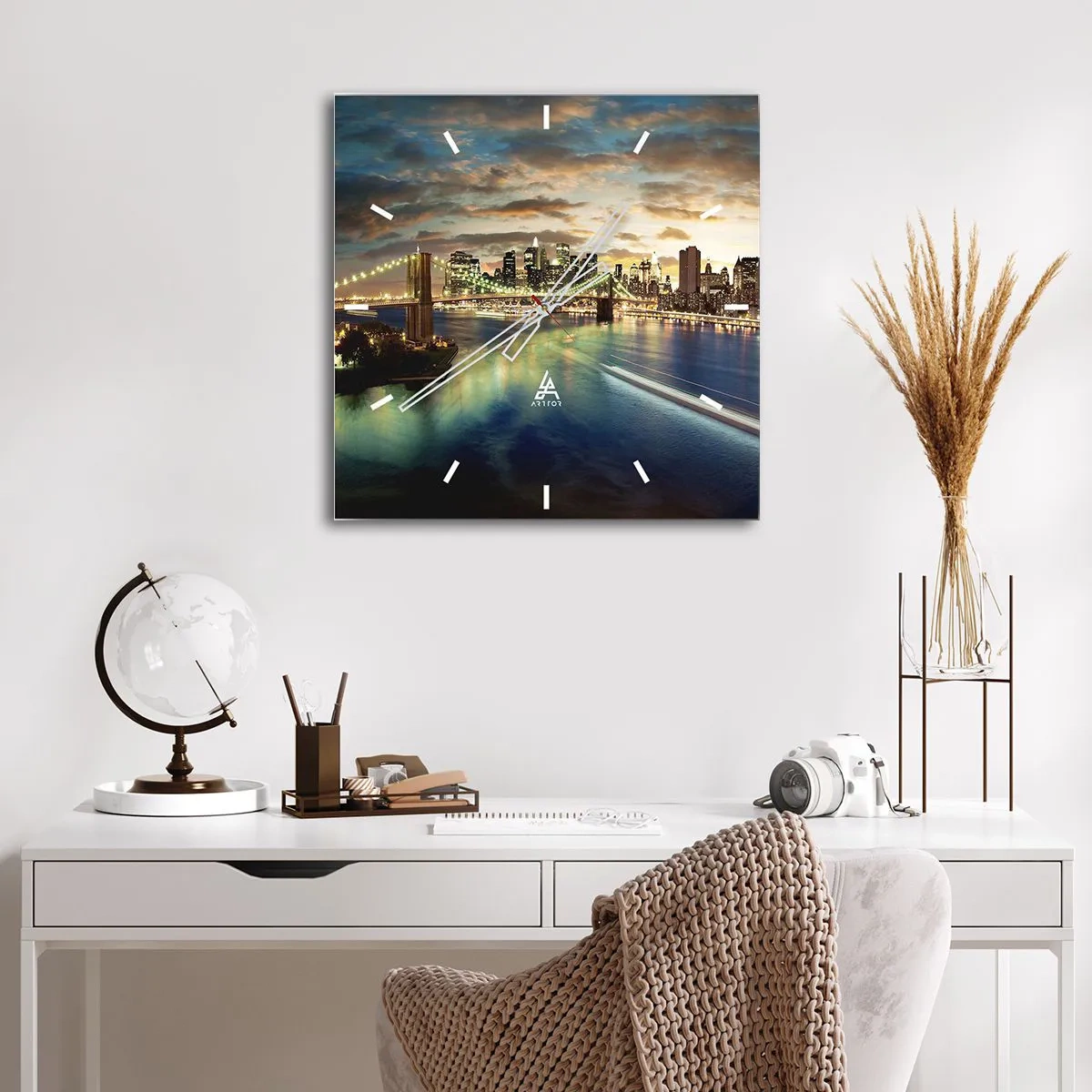 Horloge murale - Pendule murale - Un pont illuminé avec la ville en arrière-plan, avec des lumières reflétées dans l'eau. - 30x30cm - Une soirée lumineuse sur Manhattan - Décoration murale moderne pour le salon et la chambre ARTTOR