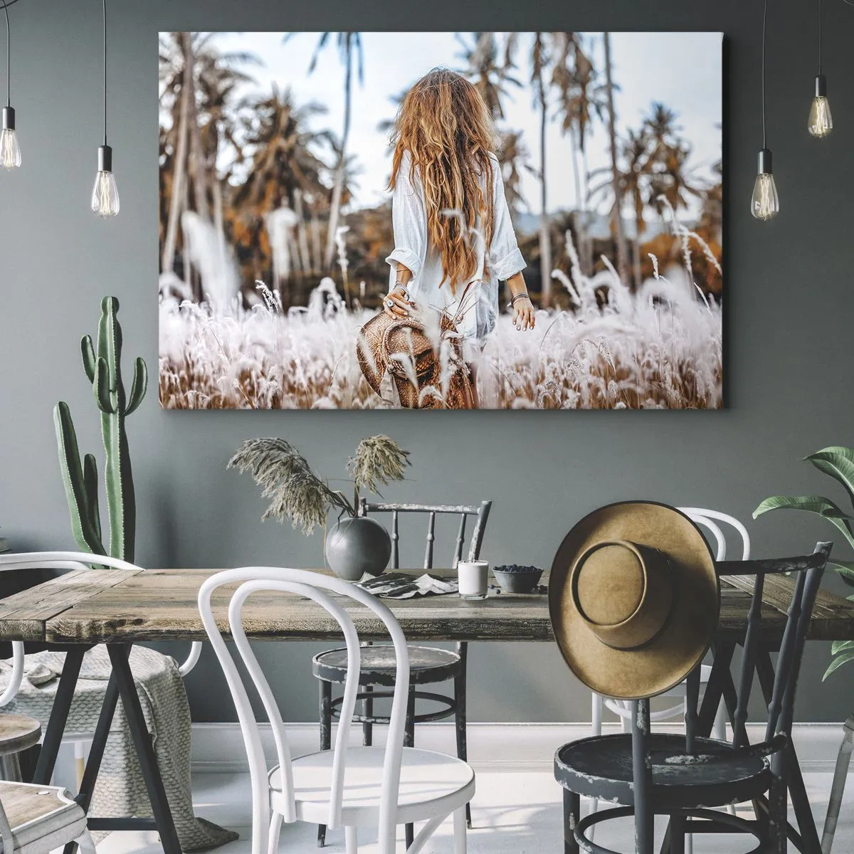 Impression sur toile - Image sur toile - Une femme dans un champ d'herbe avec des palmiers en arrière-plan au coucher du soleil - 100x70cm - Né de peluches d'herbe - Décoration murale moderne pour le salon et la chambre ARTTOR