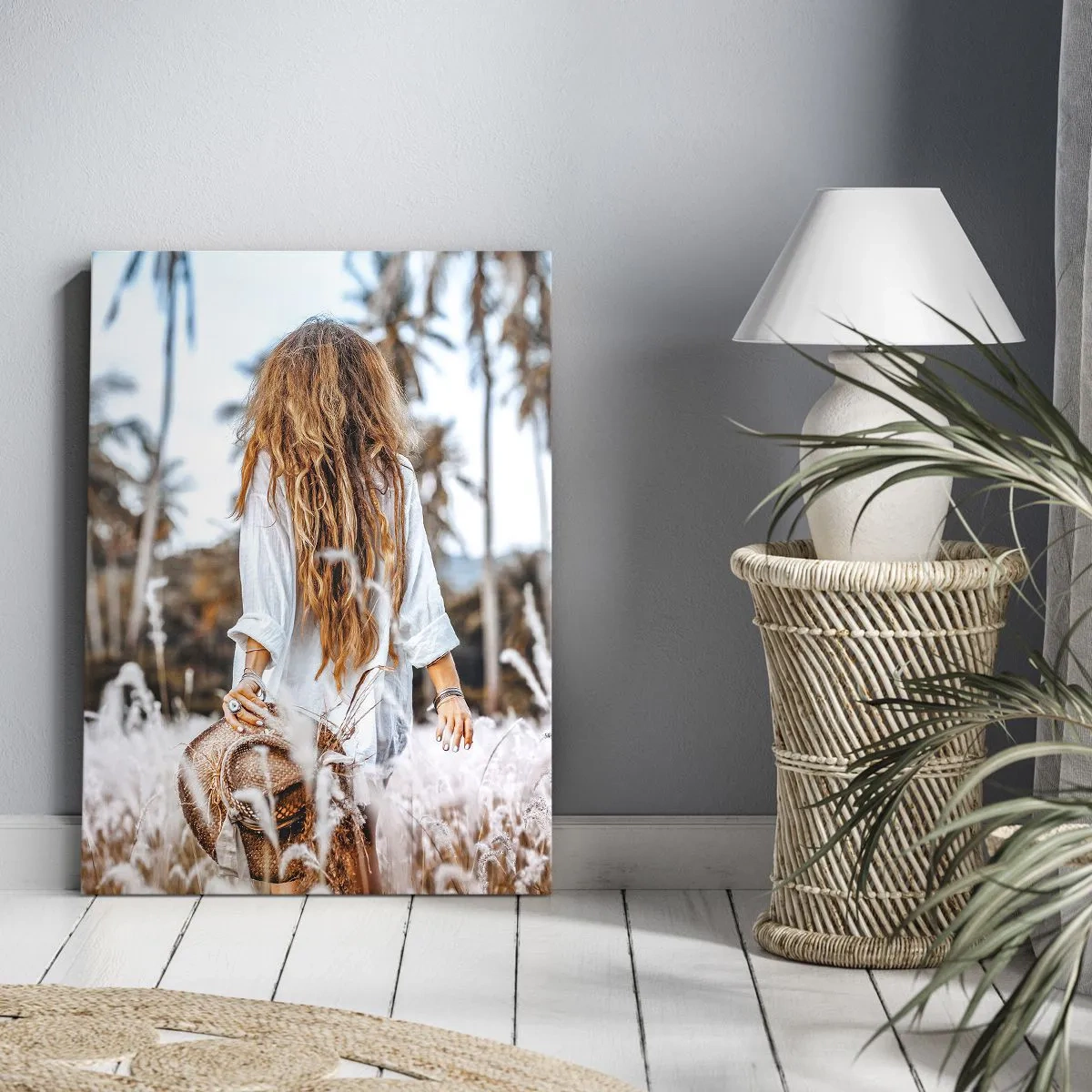 Impression sur toile - Image sur toile - Une femme dans un champ d'herbe avec des palmiers en arrière-plan au coucher du soleil - 70x100cm - Né de peluches d'herbe - Décoration murale moderne pour le salon et la chambre ARTTOR