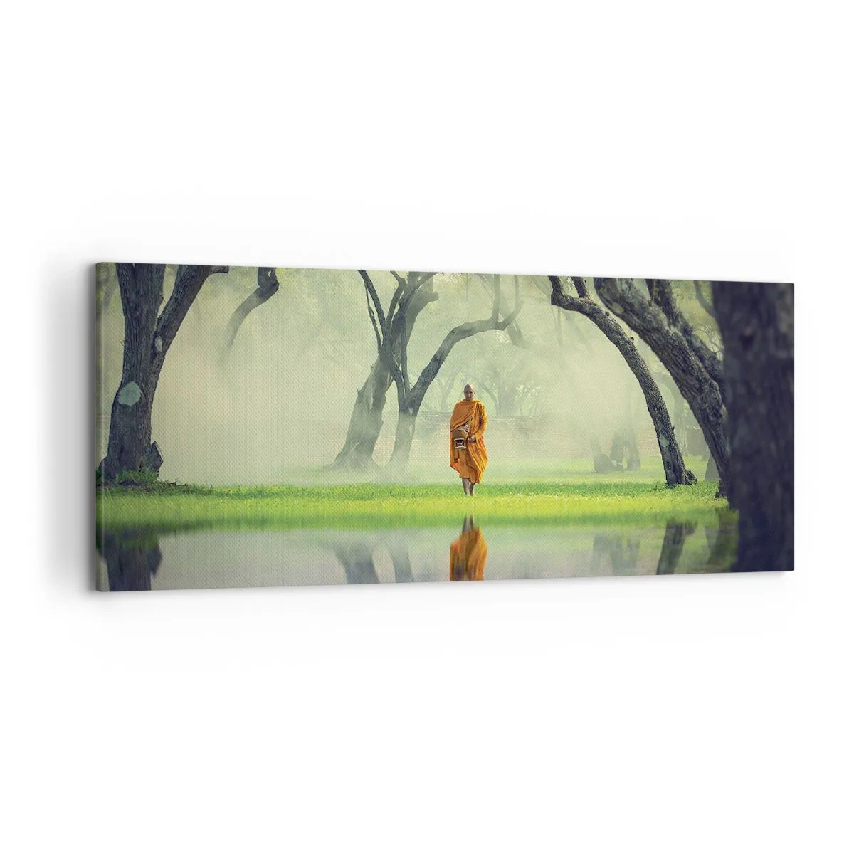 Impression sur toile - Image sur toile - Un moine en robe orange dans une forêt avec un fond brumeux et un reflet dans l'eau. - 120x50cm - En route vers l'illumination - Décoration murale moderne pour le salon et la chambre ARTTOR