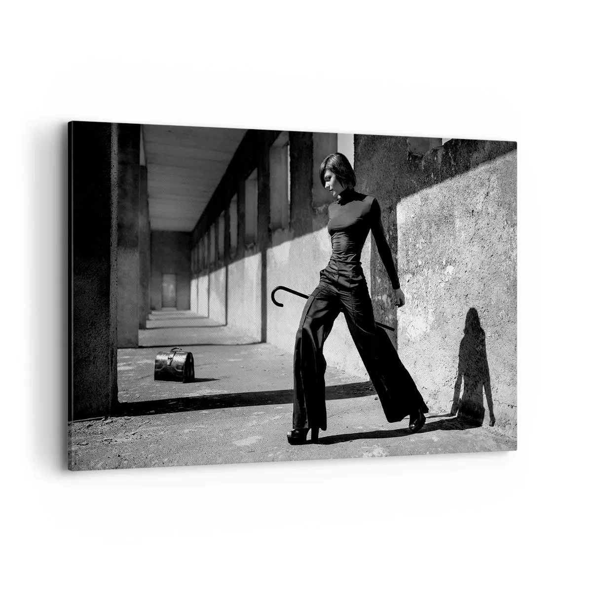 Impression sur toile - Image sur toile - Femme élégante dans un environnement industriel - 120x80cm - Élégance urbaine - Décoration murale moderne pour le salon et la chambre ARTTOR