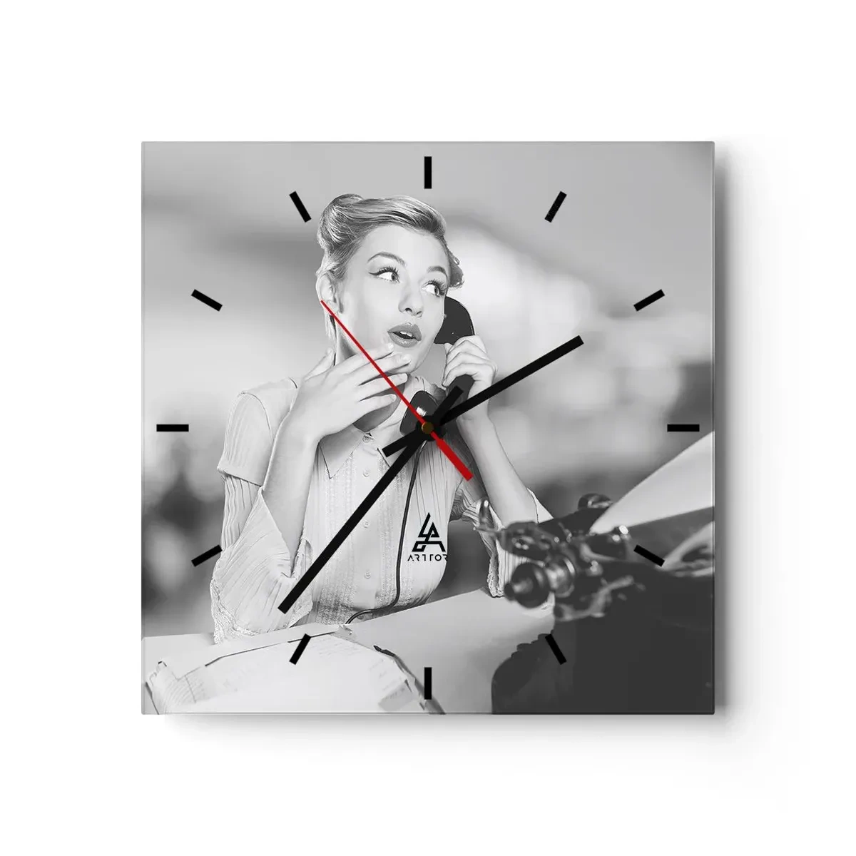 Horloge murale - Pendule murale - Une femme parlant au téléphone devant une machine à écrire - 30x30cm - Hello! Ici les années 50 - Décoration murale moderne pour le salon et la chambre ARTTOR
