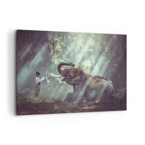 Impression sur toile - Image sur toile - Un garçon et un éléphant dans un décor forestier éclairé par la lumière du soleil - 120x80cm - Et écoute ça… - Décoration murale moderne pour le salon et la chambre ARTTOR
