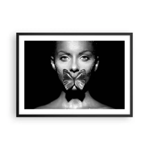 Affiche dans un cadre noir - Poster - Visage de femme en noir et blanc avec un papillon sur les lèvres - 70x50cm - Baiser papillon - Décoration murale moderne pour le salon et la chambre ARTTOR