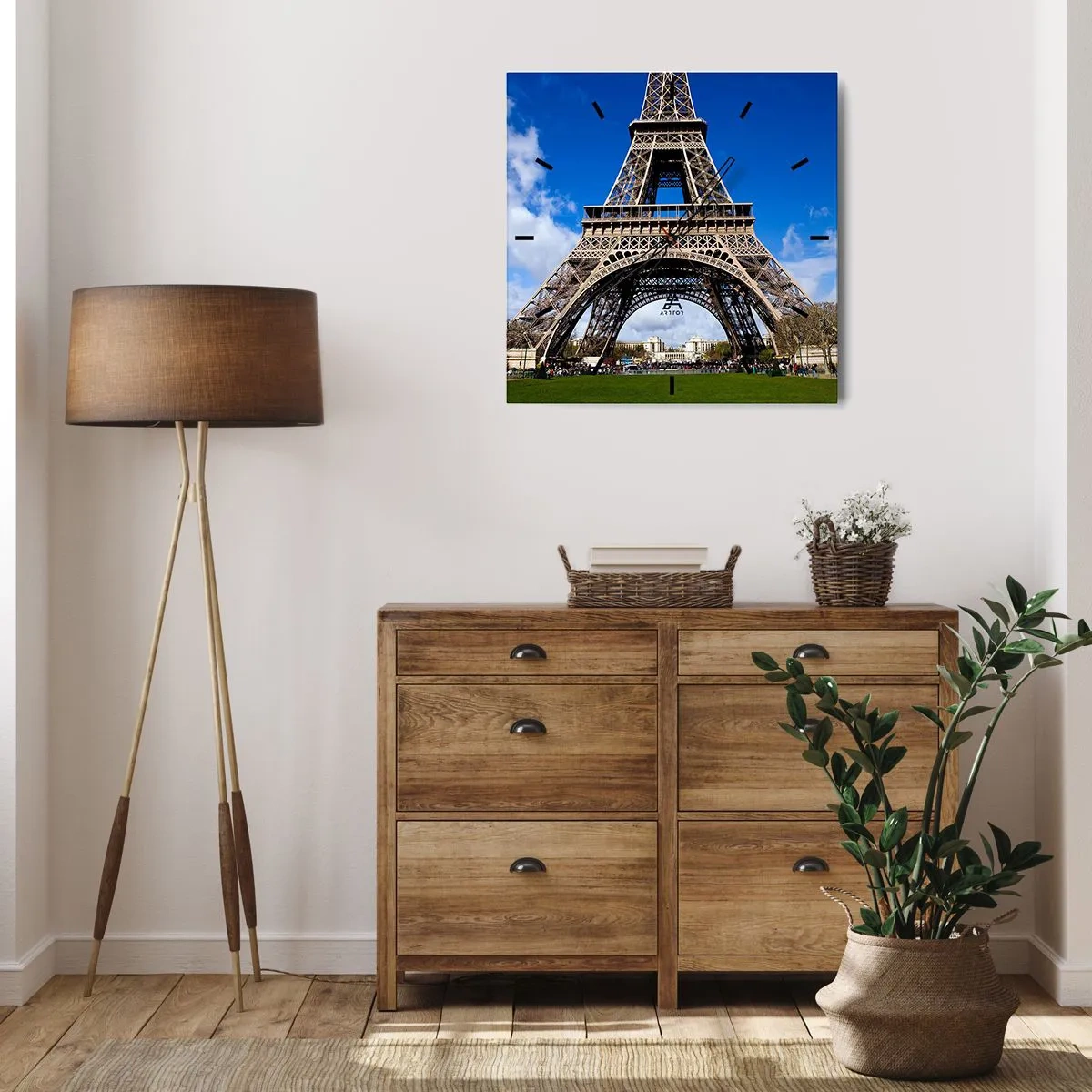 Horloge murale - Pendule murale - La Tour Eiffel sur fond de ciel bleu et de parc verdoyant - 30x30cm - Tout Paris à ses pieds - Décoration murale moderne pour le salon et la chambre ARTTOR