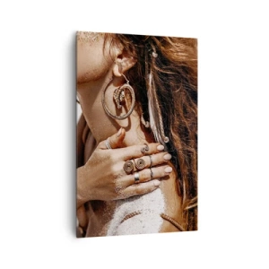 Impression sur toile - Image sur toile - Femme élégante avec des bijoux sur un fond de sable clair - 80x120cm - Reine des plages sauvages - Décoration murale moderne pour le salon et la chambre ARTTOR