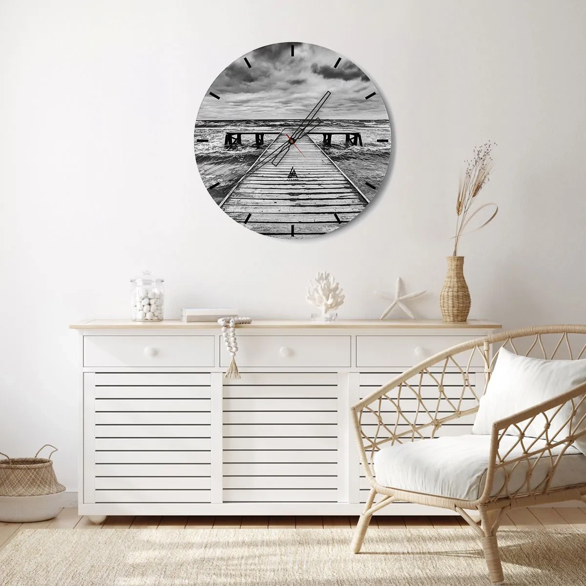 Horloge murale - Pendule murale - Une jetée en bois menant à la mer agitée sous un ciel nuageux - 30x30cm - J'attends que le vent, ça le chassera... - Décoration murale moderne pour le salon, la cuisine et la chambre ARTTOR