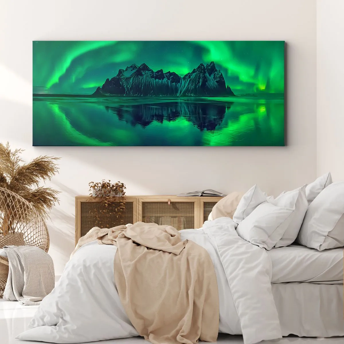 Impression sur toile - Image sur toile - Des montagnes entourées d'aurores boréales se reflétant dans l'eau - 120x50cm - Dans les bras de l'aurore - Décoration murale moderne pour le salon et la chambre ARTTOR