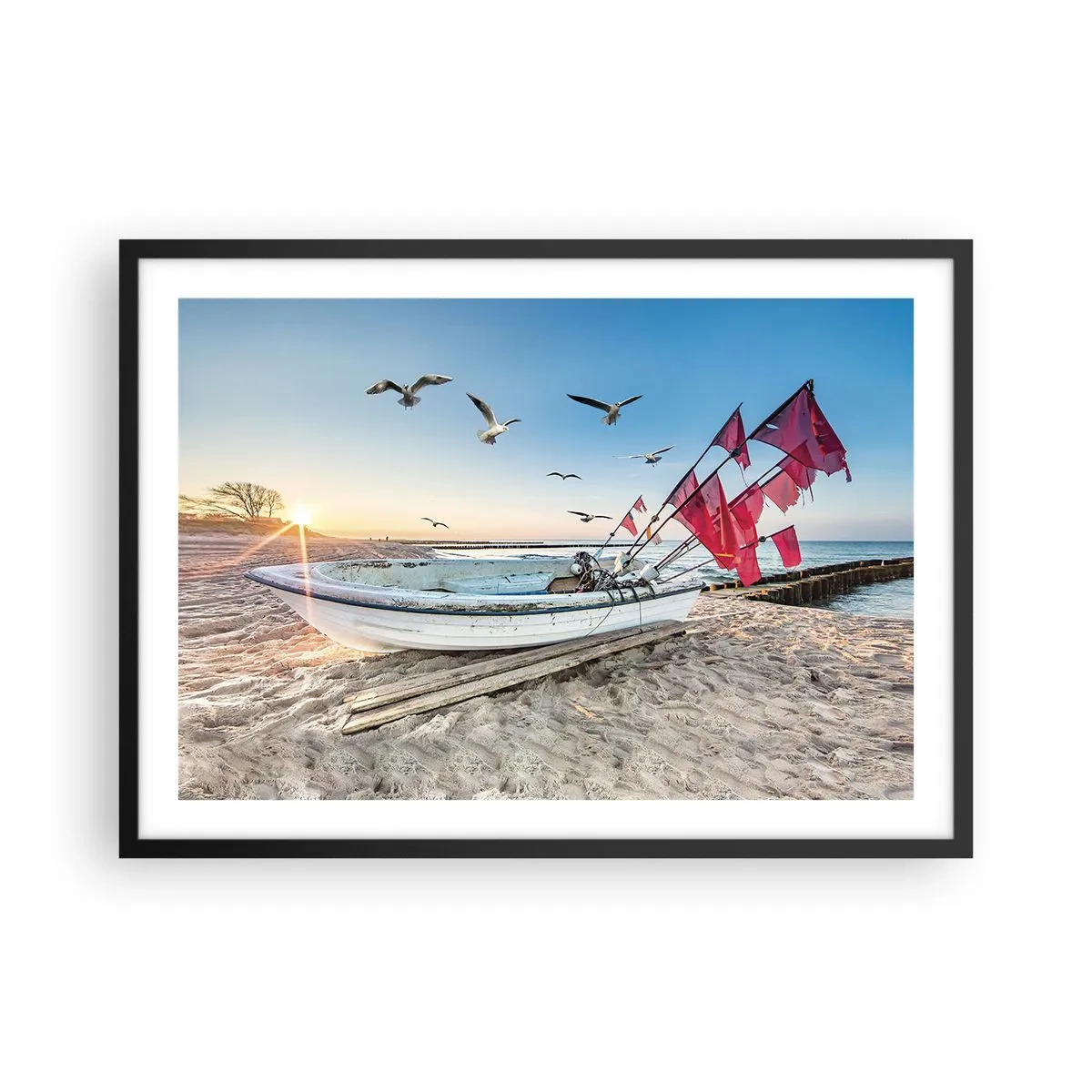 Affiche dans un cadre noir - Poster - Un bateau sur la plage à l'aube avec des mouettes et des drapeaux rouges - 70x50cm - Repos mérité - Décoration murale moderne pour le salon et la chambre ARTTOR