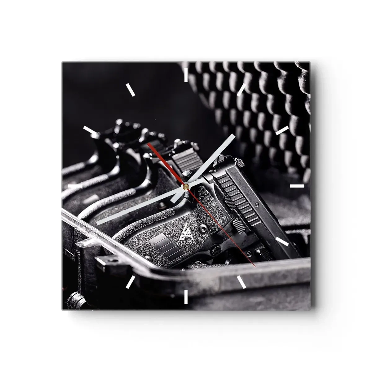 Horloge murale - Pendule murale - Une image en noir et blanc d'une pile d'armes dans une valise. - 30x30cm - Sport masculin - Décoration murale moderne pour le salon et la chambre ARTTOR