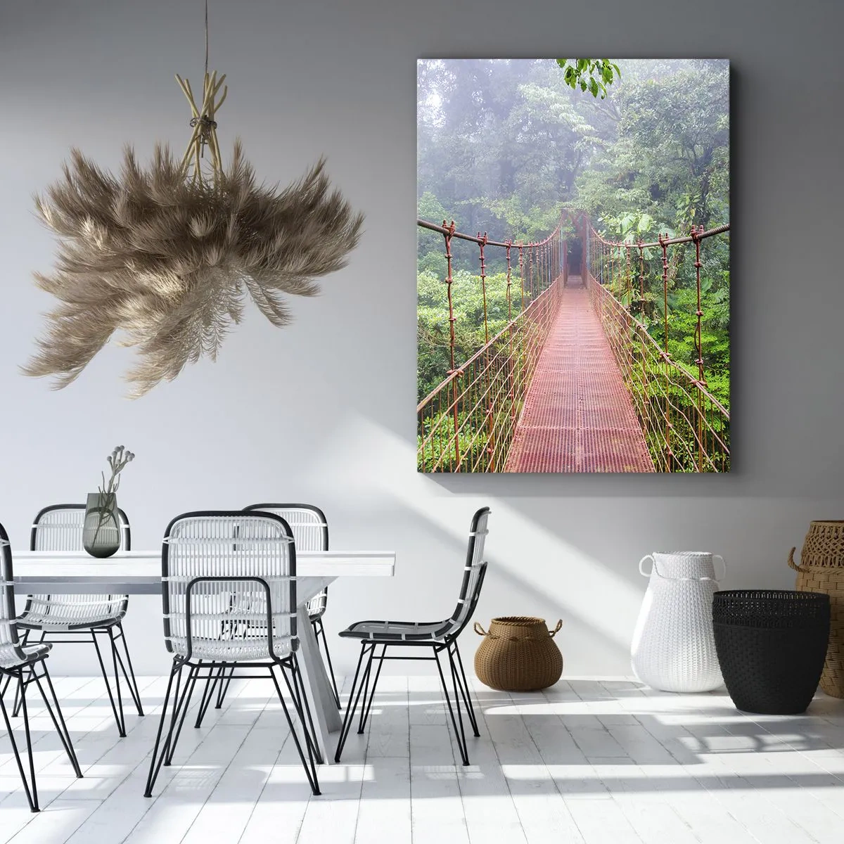 Impression sur toile - Image sur toile - Un pont suspendu dans une jungle tropicale entourée de brouillard - 50x70cm - Suspendu sur les couronnes - Décoration murale moderne pour le salon et la chambre ARTTOR