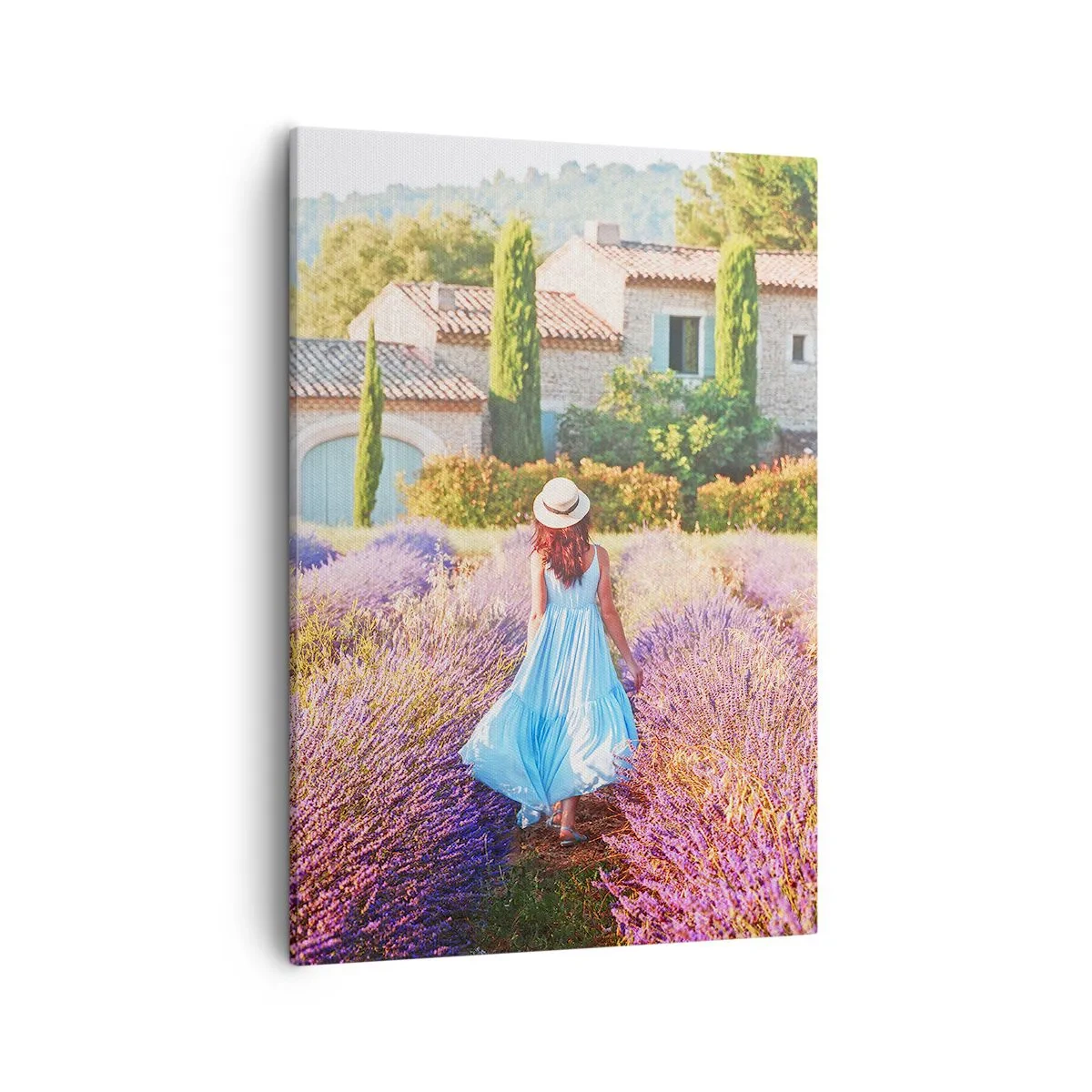 Impression sur toile - Image sur toile - Une femme en robe bleue marchant dans un champ de lavande avec vue sur une maison. - 50x70cm - Fille de la lavande - Décoration murale moderne pour le salon et la chambre ARTTOR