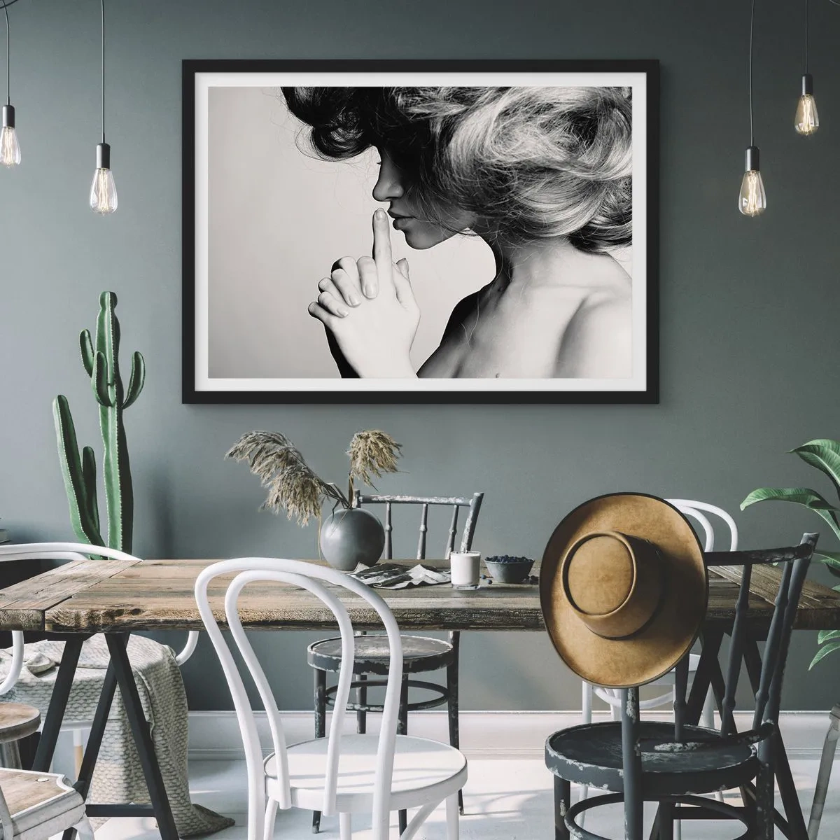 Affiche dans un cadre noir - Poster - A l'écoute d'elle-même - 50x40 cm