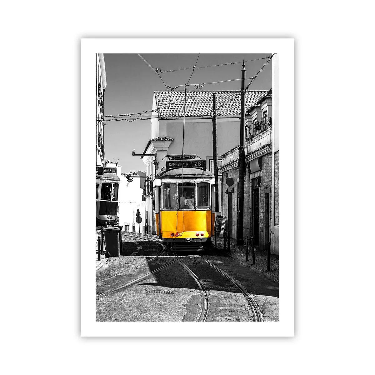 Affiche - Poster - Un tramway jaune dans les rues de la ville dans un décor noir et blanc - 50x70cm - L'âme de Lisbonne - Décoration murale moderne pour le salon et la chambre ARTTOR