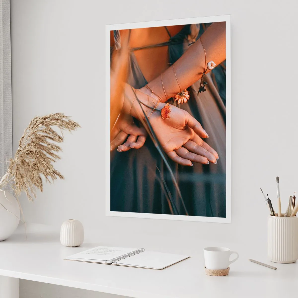 Affiche - Poster - Mains entrelacées de fleurs délicates dans une lumière dorée - 50x70cm - Liée à la nature - Décoration murale moderne pour le salon et la chambre ARTTOR