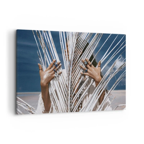 Impression sur toile - Image sur toile - Une femme cachée derrière des feuilles de palmier avec des bagues aux mains. - 120x80cm - Fille de chaman ? - Décoration murale moderne pour le salon et la chambre ARTTOR